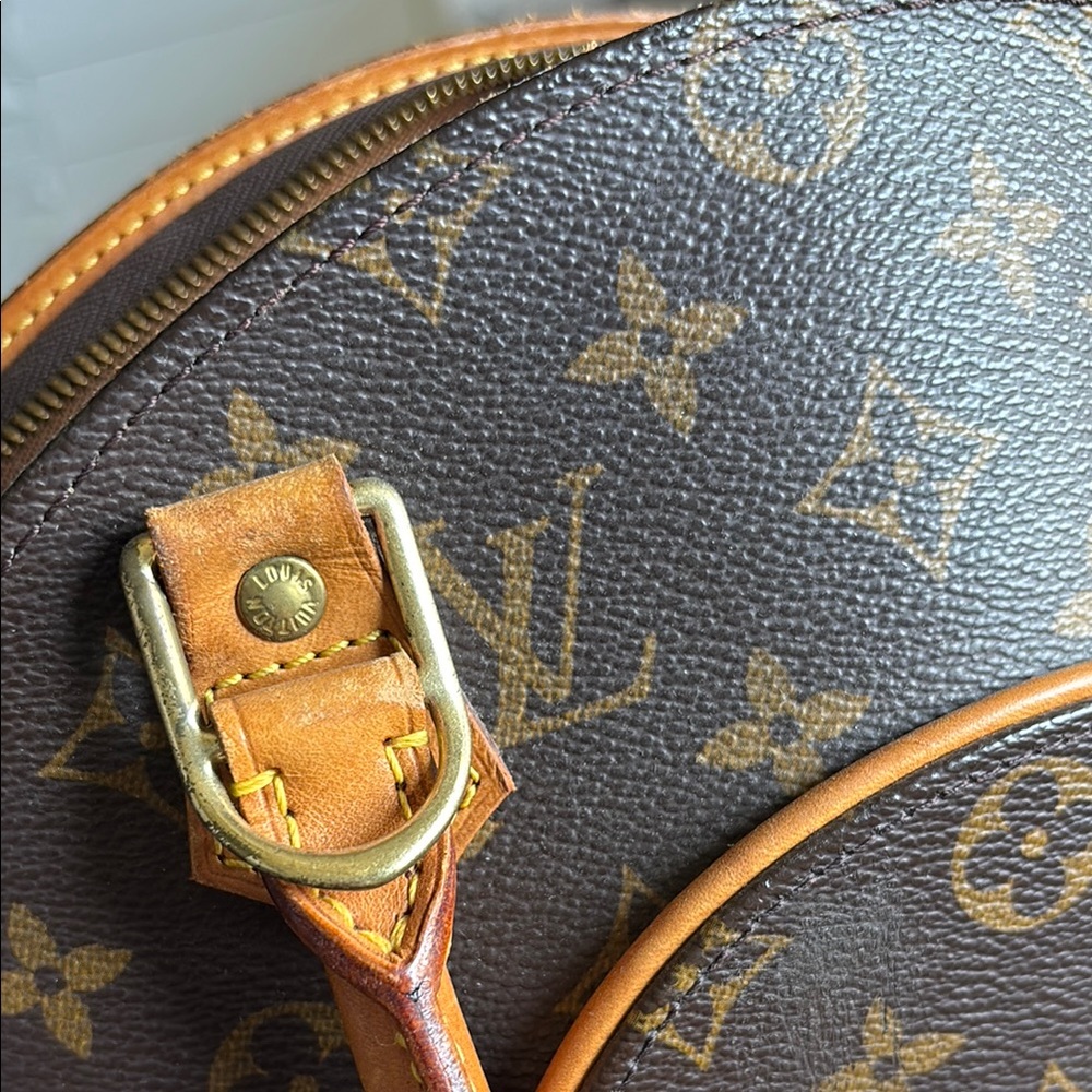 Louis Vuitton Vintage Ellipse Monogram Shoulder Bag with Gold Accents MI1000 - Picture 14 of 16